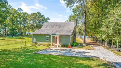 View of front facade featuring a front yard