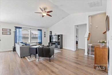 645 SW Nugget St, Mountain Home, ID 83647 - photo 4