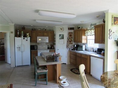 946 Howerton Rd, Dunnsville, VA 22454 - photo 5