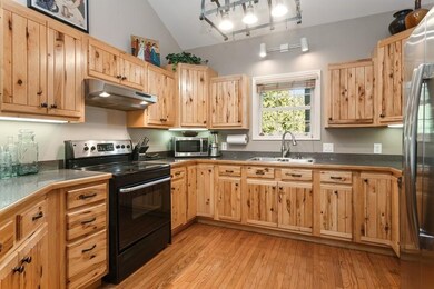 06_14440MapleDr_177002_Kitchen_LowRes