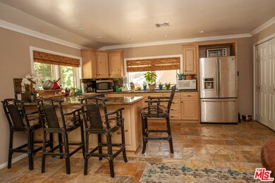 Kitchen/bar area
