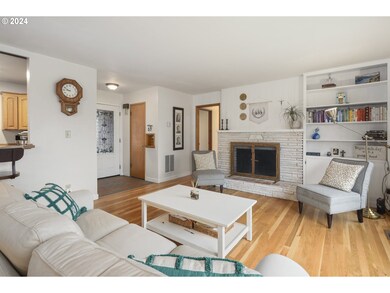 319 W 20th St, the Dalles, OR 97058 - photo 4