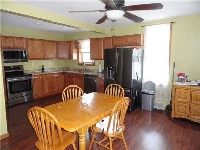 Loads of room for preparing and serving family din