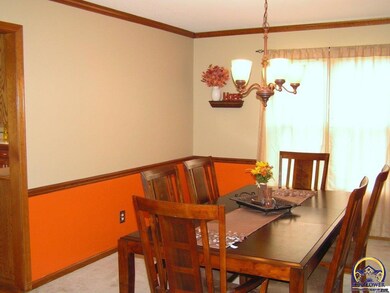 900 SE Oakridge Ln, Topeka, KS 66609 - photo 4