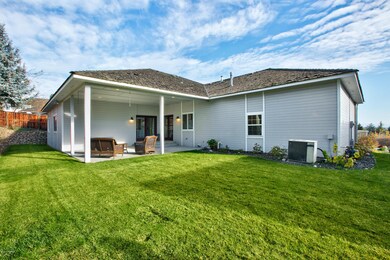 Covered patio and lush grass!