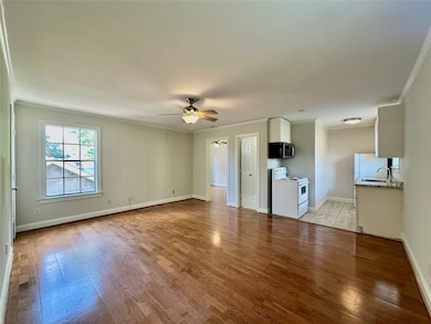 114 1/2 Munford - Living Room