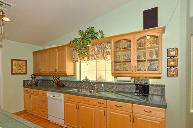 005_Lots of Counter Space