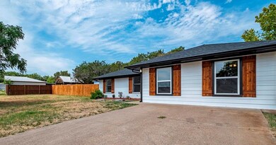 2404 Woodhaven Dr, Granbury, TX 76048 - photo 5