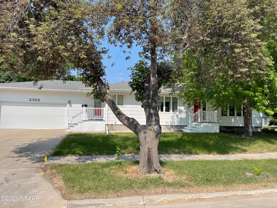 2302 W Springbrook Ct, Grand Forks, ND 58201 - photo 2