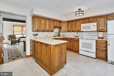 8114 Parkdale Ct, Springfield, VA 22153 - photo 6