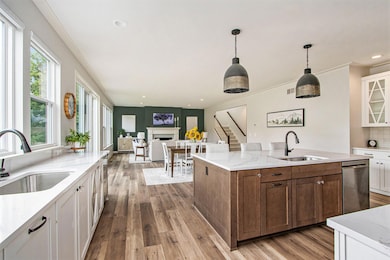 012_6520hiddenlake_38_890