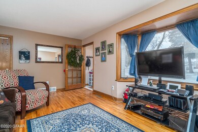 911 S 19th St, Grand Forks, ND 58201 - photo 4