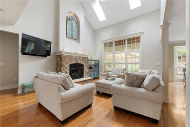 Cathedral ceiling ... open floor plan ... skylight