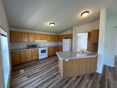 240 S Saginaw Ave, Hines, OR 97738 - photo 4