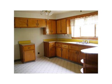 Kitchen. Spacious EIK with lots of natural cabinet