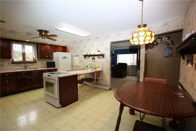 Spacious Eat-in Kitchen w/ Electric Cook Top Stove