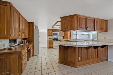 Such a Workable Kitchen, even has a built in desk!