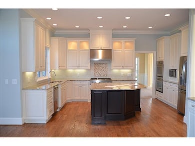 Kitchen. Crisp and clean kitchen! Softly glazed pa