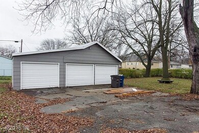 2305 E 23rd St, Des Moines, IA 50317 - photo 2