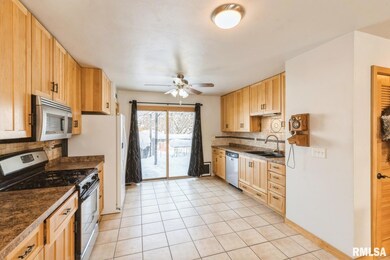 1614 Hitching Post Ln, Davenport, IA 52806 - photo 6