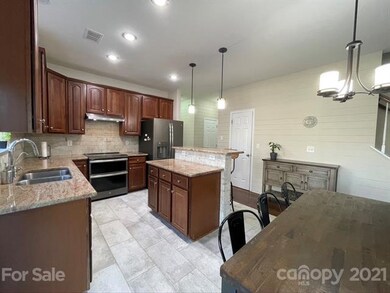 Kitchen with breakfast island/bar.