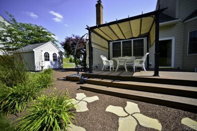 Rear deck w/covered pergola
