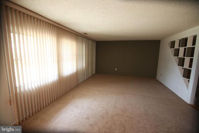 27 Steeplebush Rd, Levittown, PA 19056 - photo 4