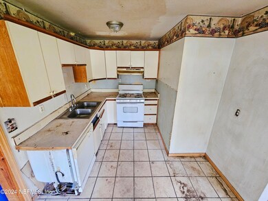 2108 Hugh Edwards Dr, Jacksonville, FL 32210 - photo 3