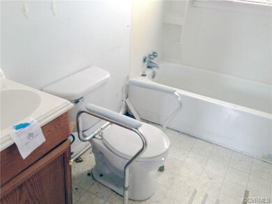 Hall full bathroom