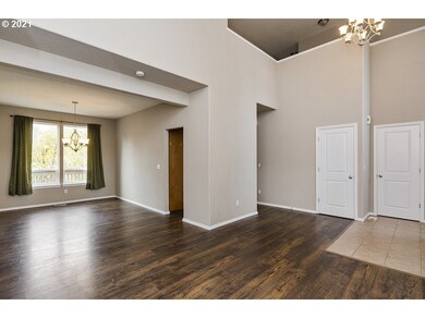 Living Room/Entrance