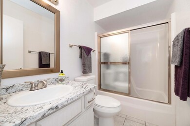 4324 N 28th Way-large-019-026-Bathroom-1