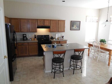 Large eat in Kitchen with a lot of cagin