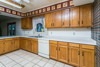 Kitchen & breakfast bar