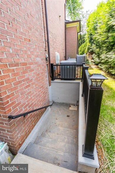 1205 S Huntress Ct, McLean, VA 22102 - photo 2