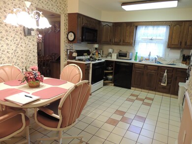 Eat-in Kitchen