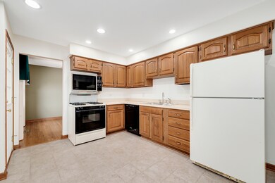 1304 Clyde Dr, Naperville, IL 60565 - photo 7