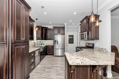 9' ceiling, recessed lighting, crown molding, Eat-in kitchen, granite countertops, laminate flooring