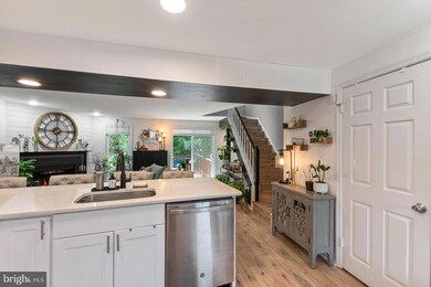 11927 Redtree Way, Reston, VA 20194 - photo 6