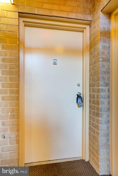 1671 Parkcrest Cir unit 101, Reston, VA 20190 - photo 3
