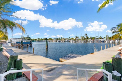 Dockage Facing large marina basin