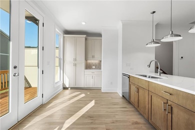 Lots of cabinets for storing all your treasured goodies