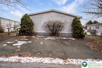 9131 N Primrose Cir, Breinigsville, PA 18031 - photo 5