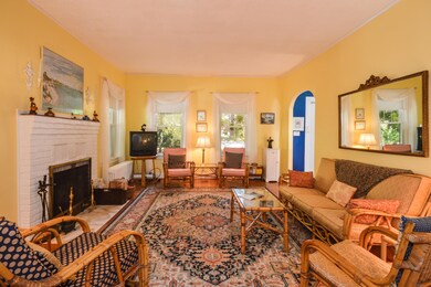 007-Living_Room-4402296-medium
