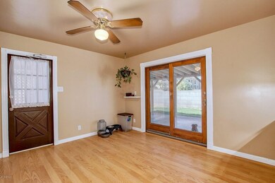 7508_E_Belleview - Kitchen with ceiling