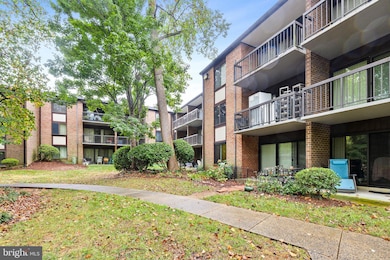 9812 Kingsbridge Dr unit 102, Fairfax, VA 22031 - photo 2