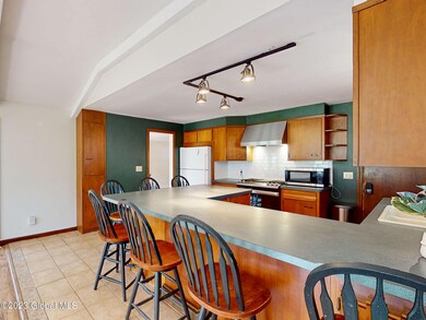 EAT-IN KITCHEN-5