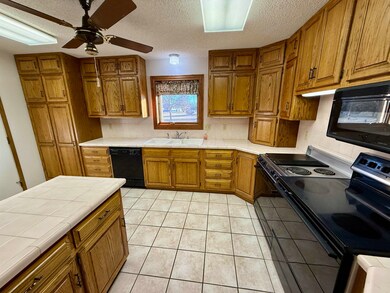 706 W Park, Hooker, OK 73945 - photo 4