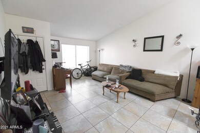 LIVING ROOM 02 - 83U3396