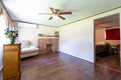 8921 Sherbourne St, Houston, TX 77016 - photo 5
