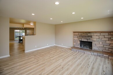 922 SW Spruce St, Grants Pass, OR 97526 - photo 3